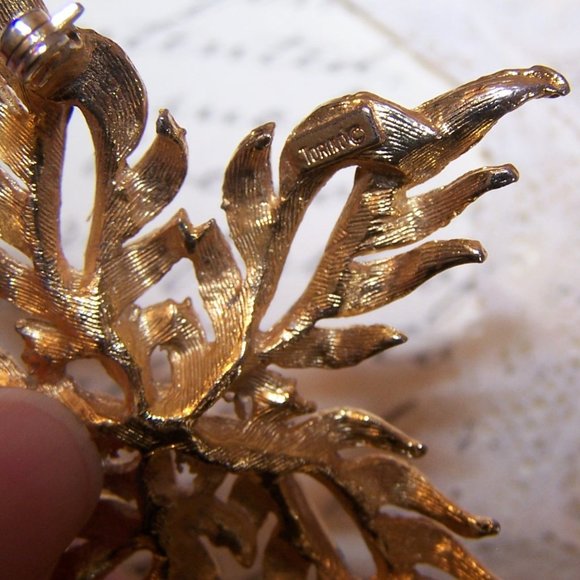 Designer Signed Torino Yellow Gold Tone Metal Pin Brooch - Leafy Starfish - Picture 8 of 8